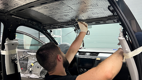 Виброизоляция крыши Шкода Рапид