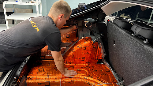 Виброизоляция багажника Шкода Рапид