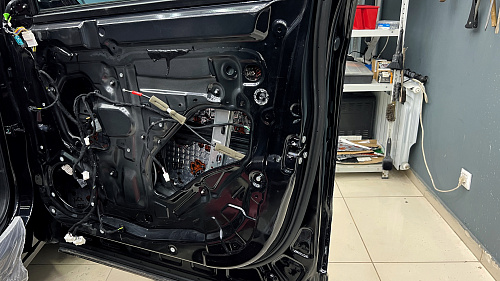 Виброизоляция дверей Джетур X70