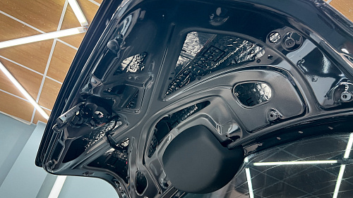 Виброизоляция пятой двери Шкода Рапид